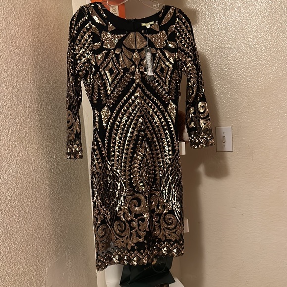 Woman’s long sleeve Gianni dress❤️👗 - Picture 11 of 11